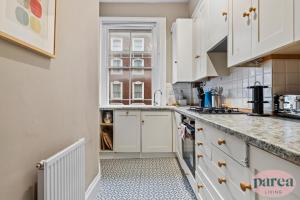 Parea Living - South Kensington, Elegant 1-Bedroom Flat, WFH Desk的厨房或小厨房