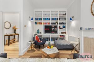 伦敦Parea Living - South Kensington, Elegant 1-Bedroom Flat, WFH Desk的带沙发和电视的客厅