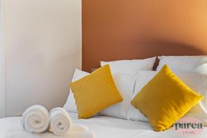 Parea Living - South Kensington, Elegant 1-Bedroom Flat, WFH Desk客房内的一张或多张床位