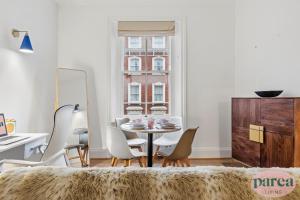 Parea Living - South Kensington, Elegant 1-Bedroom Flat, WFH Desk客房内的一张或多张床位