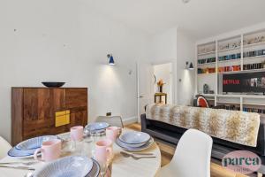 Parea Living - South Kensington, Elegant 1-Bedroom Flat, WFH Desk的休息区