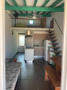 a large kitchen with a staircase in a room at RESIDENCE LA PLAGE Pieds dans l'eau Belle Vue mer in Linguizzetta
