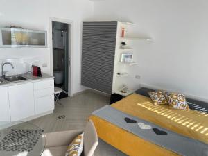 Il comprend une petite chambre avec un lit et une cuisine. dans l'établissement Casetta rosa Taormina, à Taormine