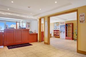 une salle d'attente avec un comptoir dans un magasin dans l'établissement Résidence Pierre & Vacances Le Pédrou, à Font-Romeu