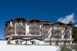 a large hotel on the beach in the snow at Résidence Pierre & Vacances Le Pédrou in Font-Romeu