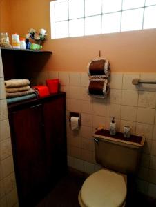 a bathroom with a toilet and a window at Bello departamento independiente in La Paz