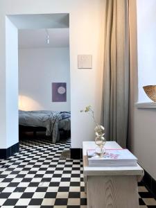 Zimmer mit einem Tisch und einem Zimmer mit einem Bett in der Unterkunft zehuus - historical charm 70qm in Köln