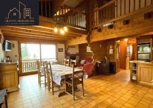 Ruang duduk di Chalet 4 pièces + Mezzanine , Les Carroz