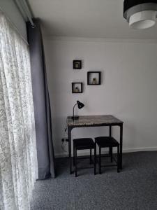 un tavolo con due sedie e una lampada in una stanza di Airport,NEC,JLR,Bham. Entire house 5 beds. a Kingshurst