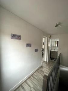 ein Zimmer mit einer Treppe mit Schildern an der Wand in der Unterkunft Le coin cosy 38 m2 in Orchies