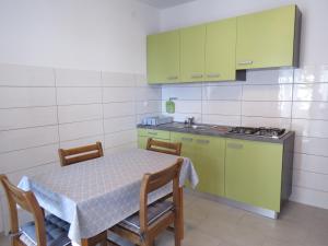 Kuchyň nebo kuchyňský kout v ubytování Apartments INES