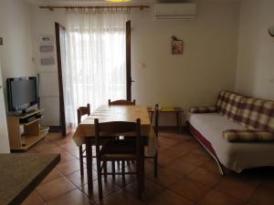 TV a/nebo společenská místnost v ubytování Apartments INES