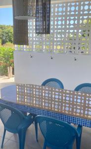 The Tiki Toucan Tropical Suite + Private Pool في بلاسينسيا فيليدج: طاولة بأربعة كراسي وطاولة وكراسي زرقاء