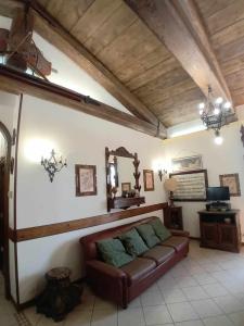 a living room with a couch and a mirror at Casa Serafina trilocale con arredi d'arte e parcheggio privato in Orvieto +16 photos