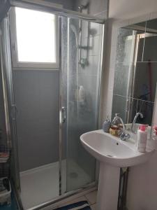 ein Badezimmer mit Glasdusche und Waschbecken in der Unterkunft Grande maison jusqu'à 9 pers in Ézy-sur-Eure
