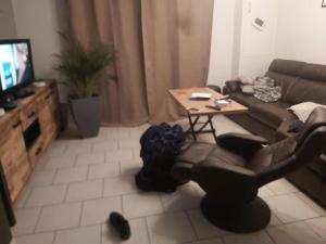ein Wohnzimmer mit Sofa und Tisch in der Unterkunft Grande maison jusqu'à 9 pers in Ézy-sur-Eure + 7 Fotos