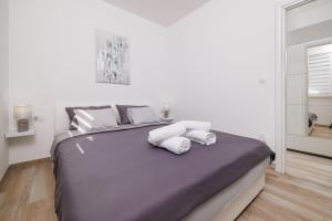 Tribalj的住宿－Apartments Margita 2，白色卧室配有一张带两个枕头的大床