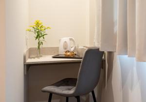 a desk with a chair next to a table with a plant at Boutique Rooms Playa Burriana in Nerja
