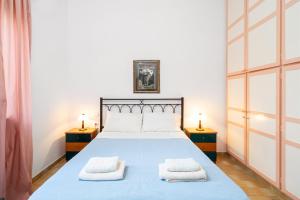 1 dormitorio con 1 cama azul y 2 mesitas de noche en Kazamia Apartments with Sharing Pool, en Agia Fotia