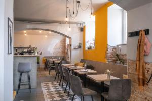een restaurant met tafels en stoelen en een bar bij Cavallo Business M - 1BD Apartments City Center in Praag