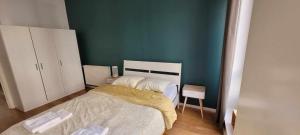 ein Schlafzimmer mit einem Bett und einer grünen Wand in der Unterkunft Bruxelles ma belge in Brüssel