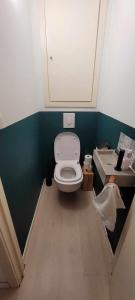 La salle de bains est pourvue de toilettes blanches et d'un lavabo. dans l'établissement Bruxelles ma belge, à Bruxelles