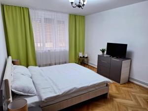 Un pat sau paturi într-o cameră la Ego Residence Alba Iulia
