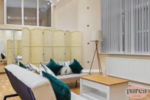 Un pat sau paturi într-o cameră la Parea Living - Canary Wharf, Secluded Luxury Flat w Free Parking & Remote Working