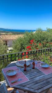 バデージにあるSunset View Apartment and Pool Badesiのピクニックテーブル(ビール2本付)