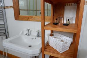 bagno con lavandino e specchio di Broomhall Castle Hotel a Stirling