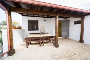 eine Terrasse mit einem Tisch in der Mitte eines Hauses in der Unterkunft Villetta Iris by Vivimy in Taviano