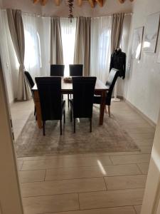 a dining room with a table and chairs at Spacy 3 Bedroom plus Sleeping couch Apartment Work&Travel close to Heidelberg in Dielheim