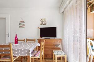 Et tv og/eller underholdning på Studio Cabine proche mer