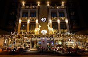 uma loja na frente de um edifício com um relógio sobre ele em Kate Hotel Special Class & SPA em Istambul