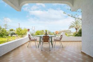 comedor con mesa y sillas en el balcón en Kazamia Apartments with Sharing Pool, en Agia Fotia
