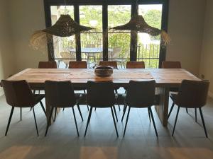 una gran mesa de madera con sillas en una habitación en Luxury Villa Girona Bellissimo, en Girona