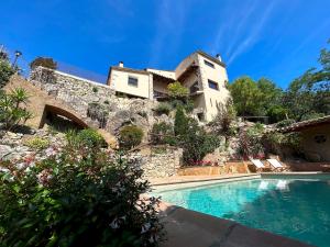 una casa en una colina con piscina en Luxury Villa Girona Bellissimo, en Girona