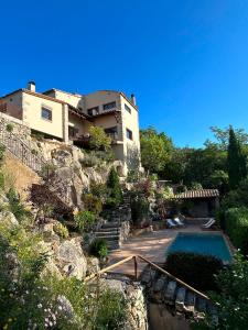 una casa en una colina con piscina en Luxury Villa Girona Bellissimo, en Girona