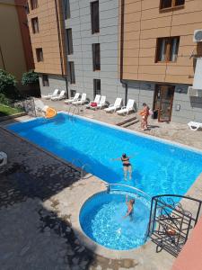 Bazén v ubytování Studio Sveti Vlas SEA BREEZE 3 nebo v jeho okolí