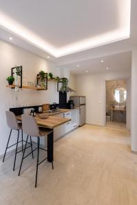 Virtuvė arba virtuvėlė apgyvendinimo įstaigoje Vallia's Seaview & Stylish Apartments by Konnect, Nisaki