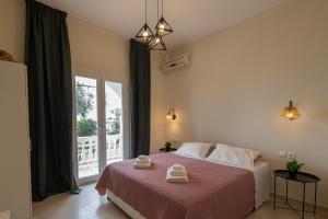 um quarto com uma cama com duas toalhas em Vallia's Seaview & Stylish Apartments by Konnect, Nisaki em Nisakion