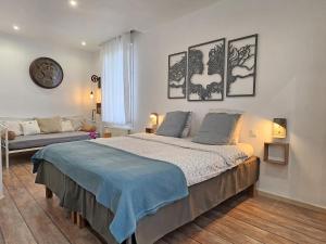 um quarto com uma cama grande e um sofá em Domaine à l'Aise em Plaissan