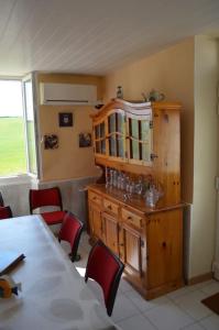 Habitación con mesa, sillas y armario de madera. en maison bourguignonne Le Val Thibault en Buncey