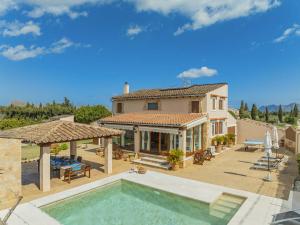 una imagen de una casa con piscina en Villa Son Rotger, en Alcudia