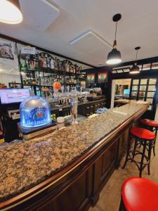 Lounge nebo bar v ubytování Brit Hotel Essentiel Pontivy Robic