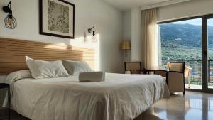 Łóżko lub łóżka w pokoju w obiekcie Hotel Mencia Subbética