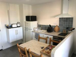 Η κουζίνα ή μικρή κουζίνα στο Chez Marius #Golfe de Saint-Tropez