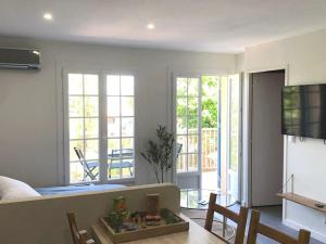 Μια τηλεόραση ή/και κέντρο ψυχαγωγίας στο Chez Marius #Golfe de Saint-Tropez