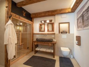 ein Bad mit einer Dusche, einem WC und einem Waschbecken in der Unterkunft Tirol Chalet Brixen in Brixen im Thale