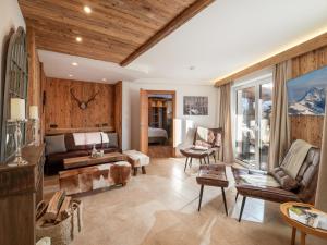 ein Wohnzimmer mit einem Sofa und einem Tisch in der Unterkunft Tirol Chalet Brixen in Brixen im Thale